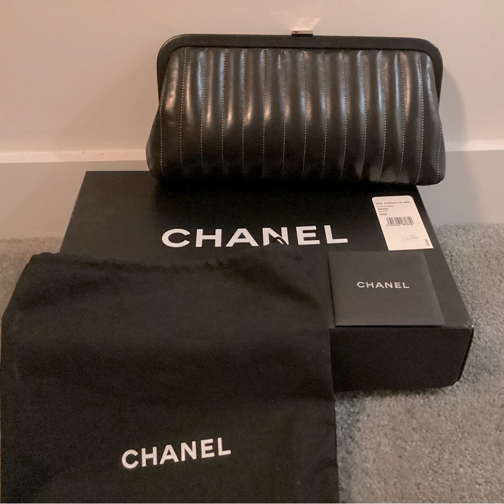 CHANEL Sac Pochette Black Vertical Stitch Leather Clutch